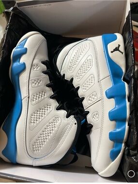 Nike Air Jordan 9 Retro "Powder Blue"
Size: Men's 8
NWT